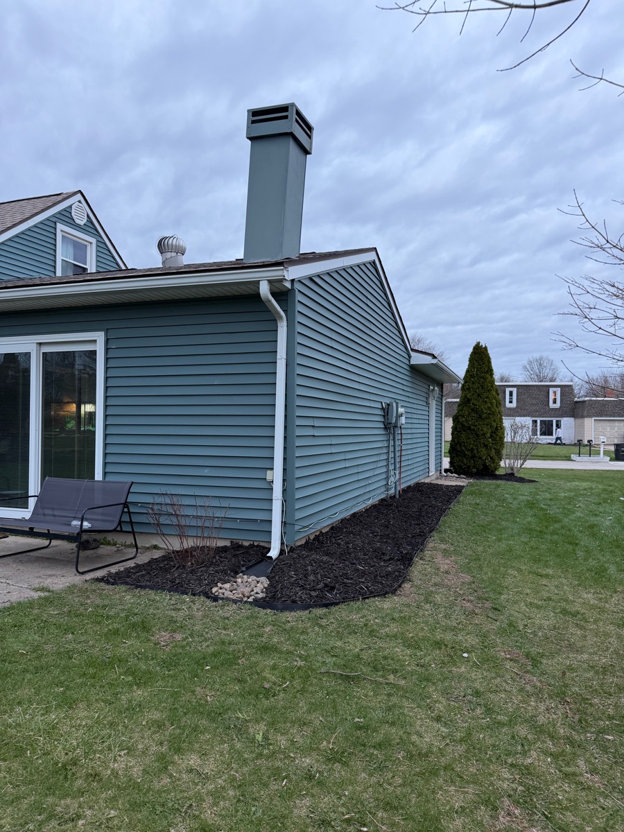 Finished: back of house mulch beds